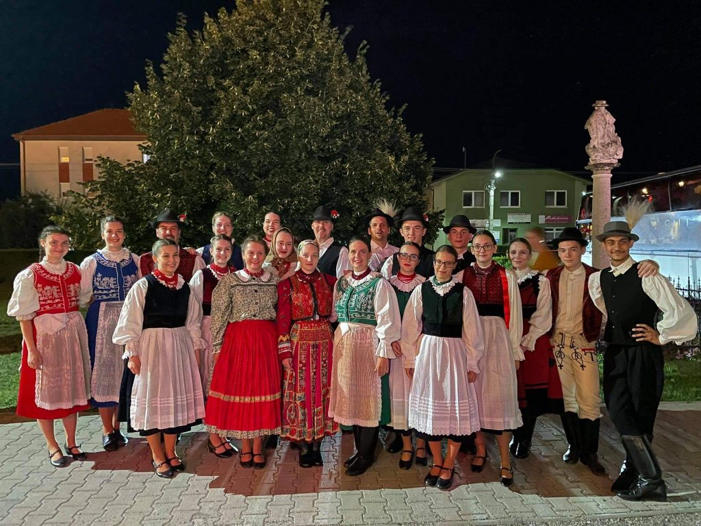 Megyer Táncegyüttes: Fordulj rózsám kereken c. műsora Nagymegyeren