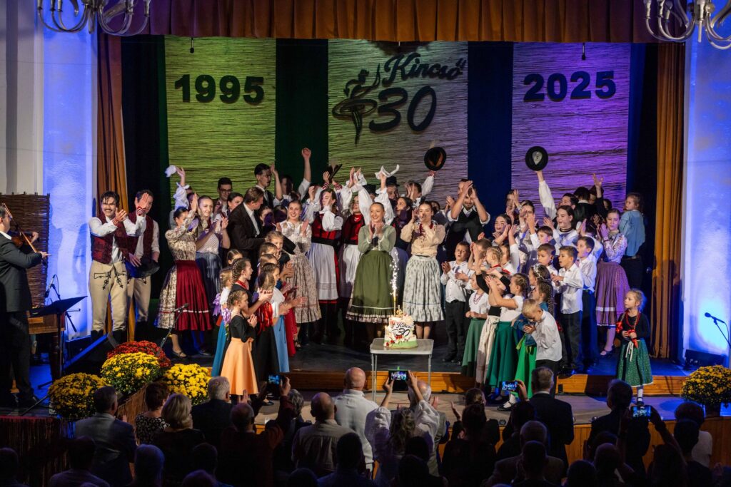 A Zselízi Kincső Néptáncegyüttes 30. jubileumi műsora.