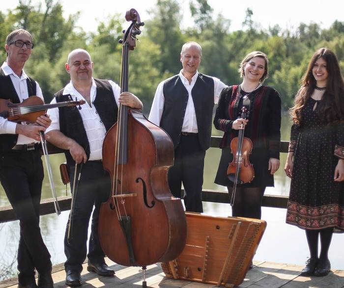 Locsolóbál a Duna Folk Band-del Bősön